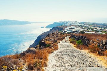 The Fira-Oia Hiking Trail in Santorini