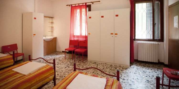 Lockers in a hostel room at Ostello Santa Fosca