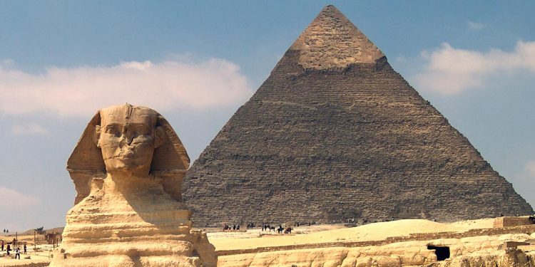 sphinx in front of the giza pyramid