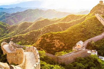 the great wall of china and mountains