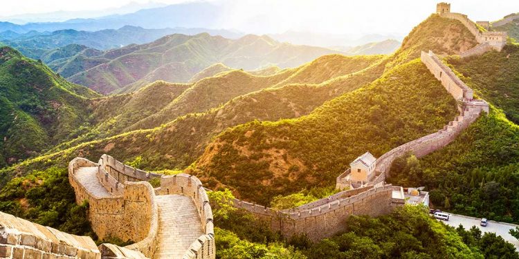 the great wall of china and mountains