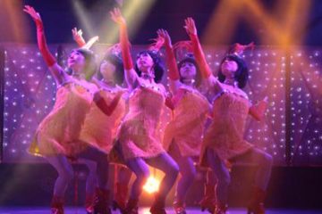 5 show dancers in a Anmitsu Hime performance