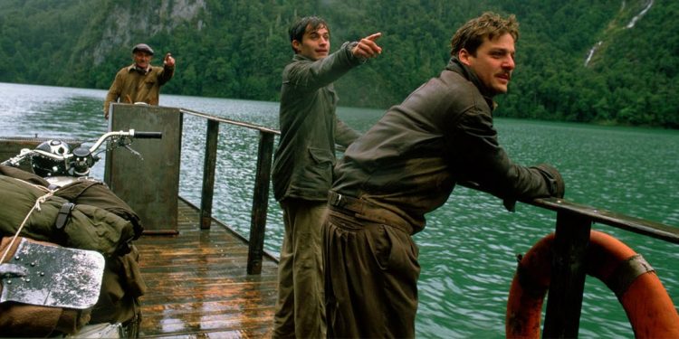 group of men from the motorcycle diaries pointing to something in the distance