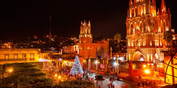 city of san miguel de allende, mexico at night