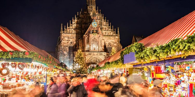 The bustling Nürnberger Christkindlesmarkt lit up at night