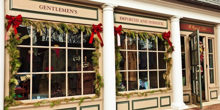 Shop front decorated for Christmas in Williamsburg, Virginia