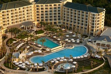 An aerial view of the Amelia Island Plantation hotel which includes two giant pools, hot tub, and restaurant