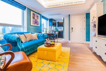 A vibrant sitting room in a suite at the Hotel Madera, with blue and yellow as the room's color palette.